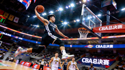 CBA总决赛第二场辽宁队张镇麟飞身暴扣的瞬间