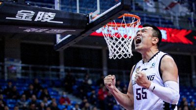 CBA总决赛第四场辽宁队韩德君篮下强打得分后怒吼庆祝