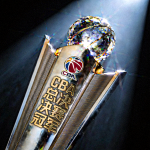 CBA总决赛冠军奖杯特写图片，奖杯在聚光灯下闪耀