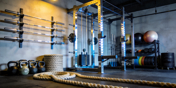 功能性训练器械，包括战绳、壶铃、瑜伽球等