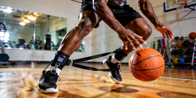 篮球运动员使用智能阻力带进行变向运球的力量训练示范