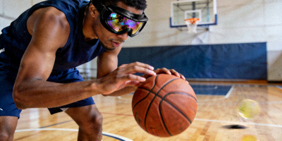 篮球运动员佩戴特殊护目镜进行不看球运球训练