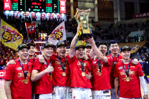 辽宁队全体队员在客场捧起CBA总冠军奖杯