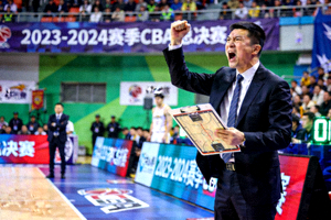 辽宁队主教练杨鸣在总决赛期间激情指挥