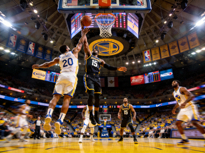 NBA季后赛赛场全景，球员激烈对抗扣篮瞬间特写