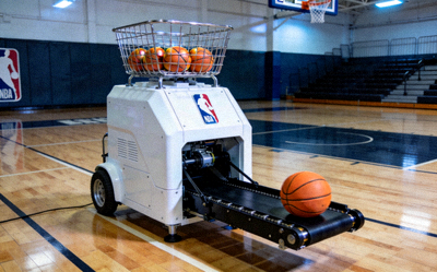 NBA训练馆内使用的全自动投篮训练机，带有球筐和传送带