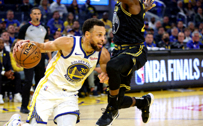 NBA总决赛直播画面，球员在聚光灯下激烈对抗