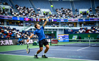 网球大满贯赛事直播，选手正在发球