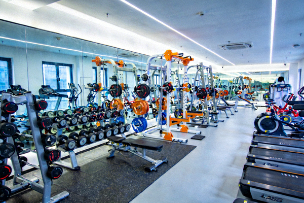现代化健身房内景，展示各种专业力量训练和有氧运动器械