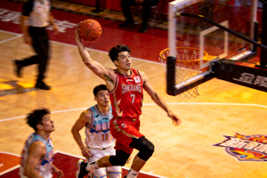 新疆队阿不都沙拉木篮下梦幻脚步晃开防守上篮