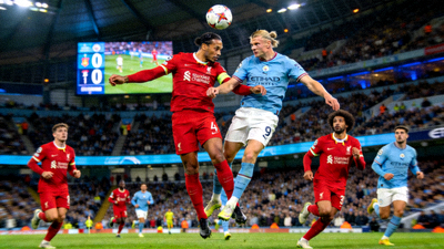 英超联赛曼彻斯特城队对阵利物浦队的直播画面，哈兰德与范戴克争抢头球