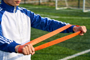 专业评测人员正在测试一款新型足球训练弹力带