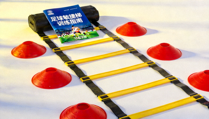 足球敏捷梯训练套装，包含梯子、标志碟和训练手册，用于步法和敏捷性训练