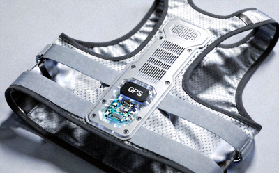 足球运动员佩戴的带有GPS追踪和心率监测功能的智能背心