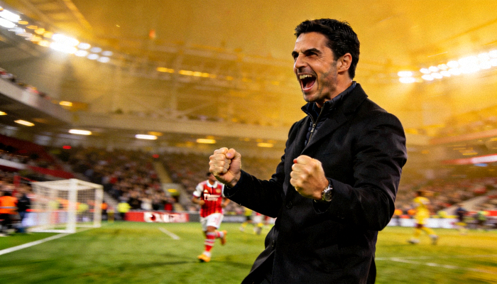 阿森纳主教练阿尔特塔在进球后激情庆祝，握紧双拳