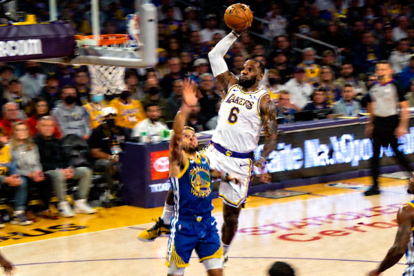 NBA季后赛湖人队与勇士队比赛中勒布朗詹姆斯突破上篮的瞬间